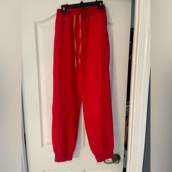 Figs gently used Red XL top with jogger bottoms.  (Bottoms are XL P) - Picture 2 of 3